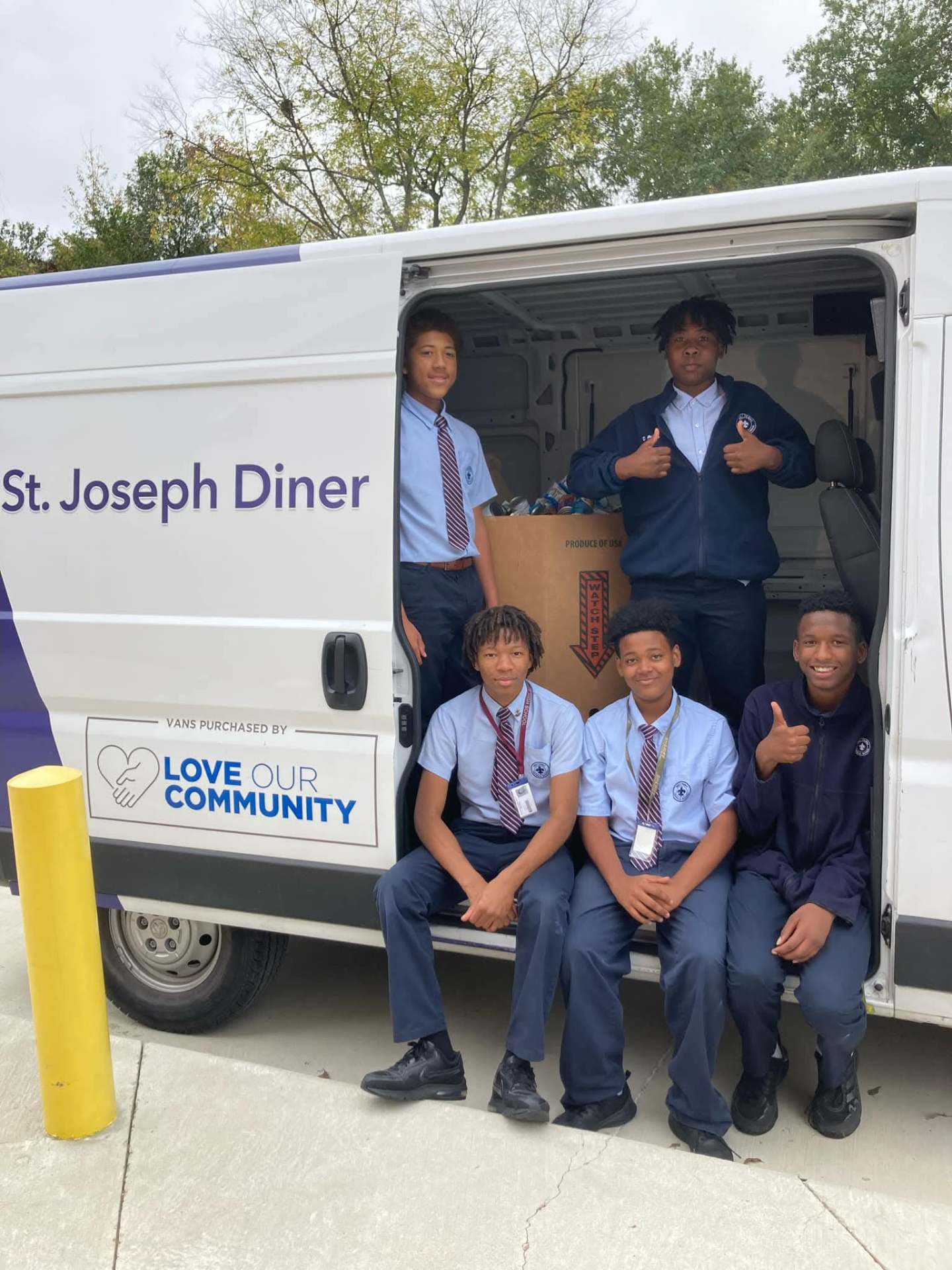 HFCS students delivering donations to the St. Joseph Diner van